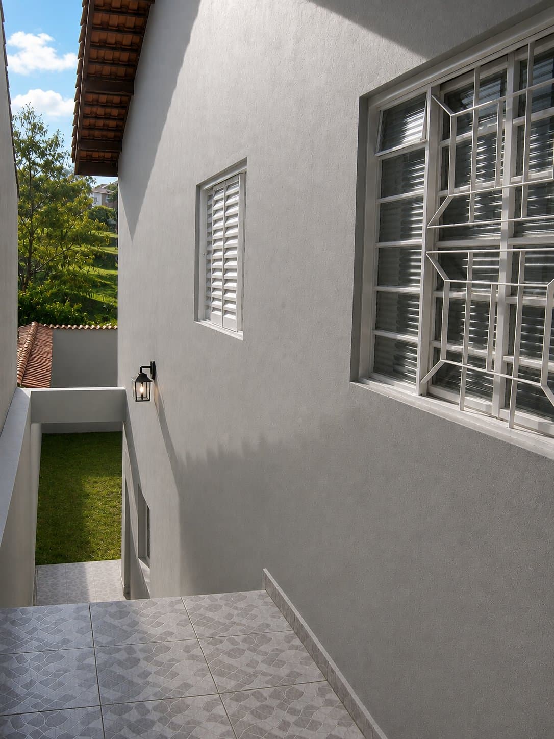 Passagem externa na lateral da casa